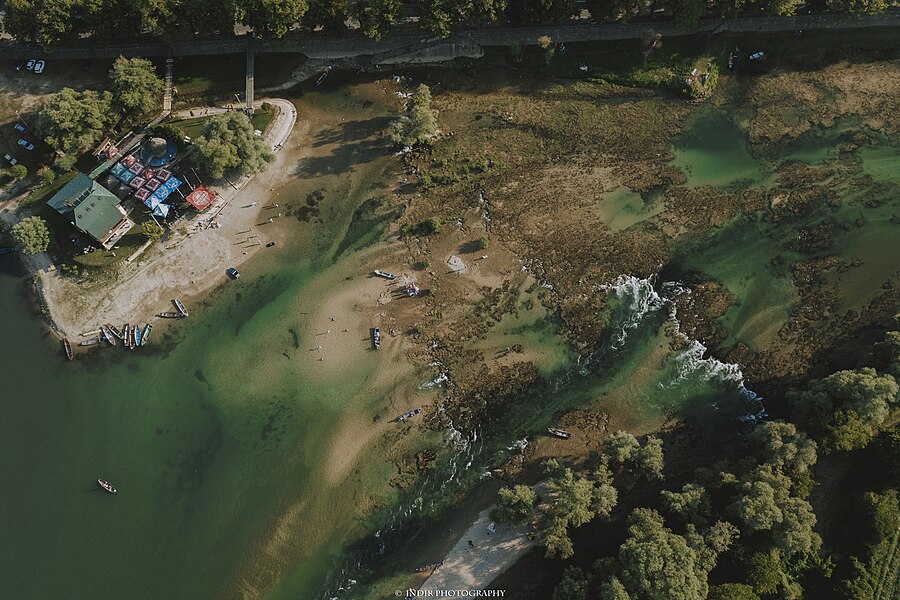 Rijeka Una kraj Novog Grada, pogled prema Dvoru